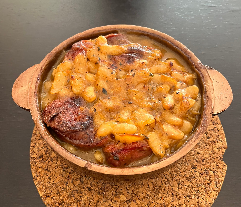Kuzey Makedonya Mutfağının Klasiği: Tavče Gravče (Fırın Kuru Fasulye) Nedir? Hikâyesi, Tarifi ve En İyi Mekanlar