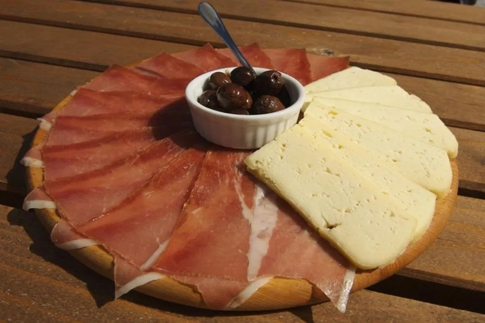 Karadağ’ın Gururu: Njeguški Pršut & Peynir (Meşhur Kuru Et Tabağı) Nedir? Hikâyesi, Tarifi ve En İyi Mekanlar