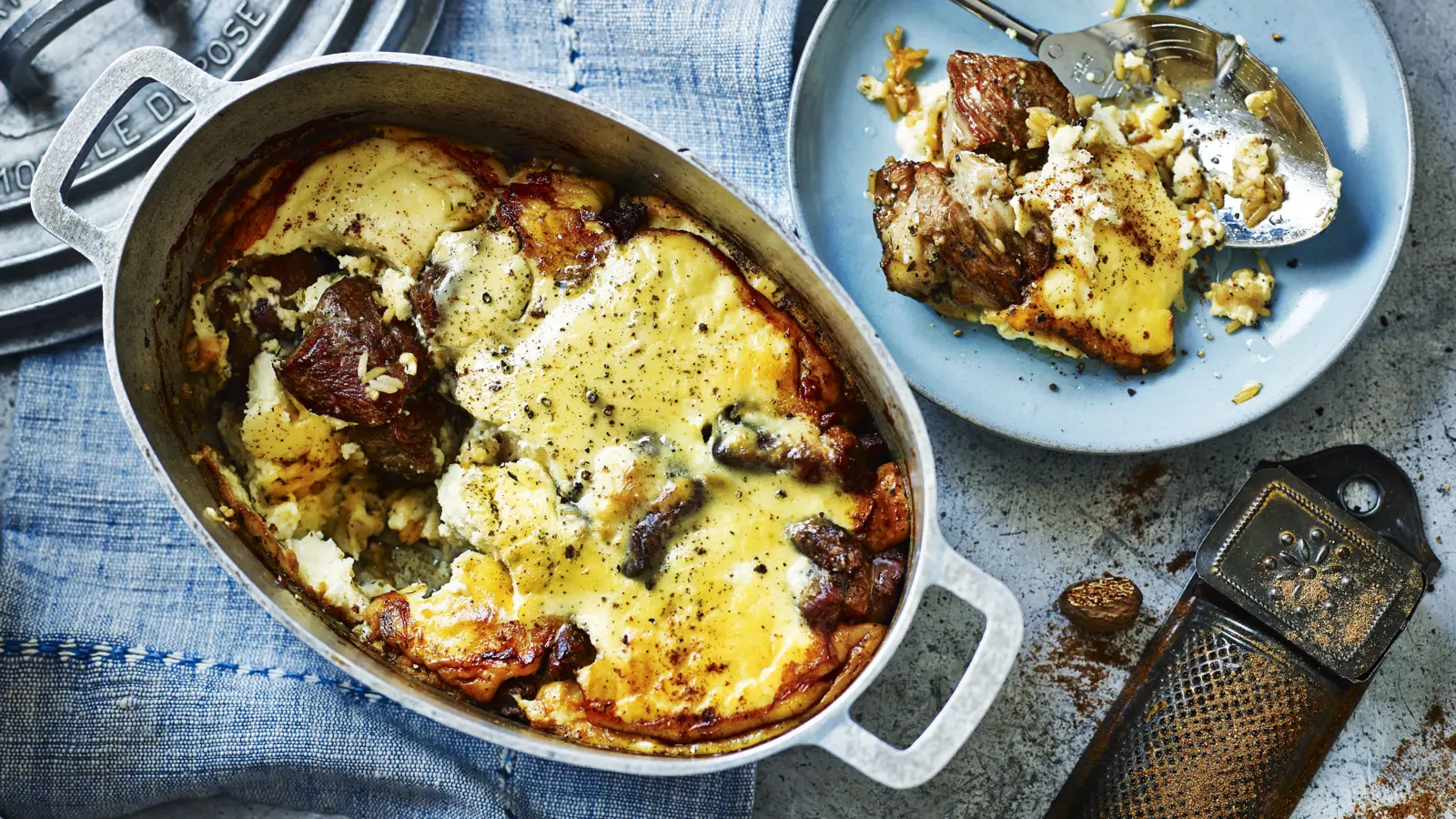 Arnavut Mutfağının İncisi: Tavë Kosi (Yoğurtlu Kuzu Eti) Nedir? Hikâyesi, Tarifi ve En İyi Mekanlar